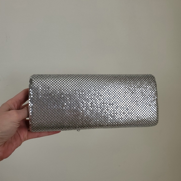 Jessica McClintock Silver Chainmail Bow Clutch with Crossbody Chain - Picture 2 of 5